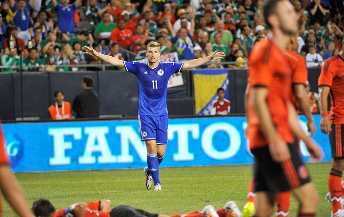  Edin Dzeko comemoração jogo Bósnia e México amistoso (Foto: Reuters)