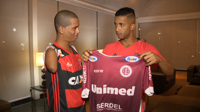 Encontro entre o garoto Henrique, da Desportiva Ferroviária, e o lateral Jorge, do Flamengo (Foto: Reprodução/TV Gazeta)