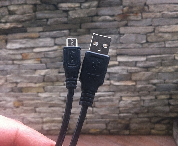 Extremidades do cabo micro USB utilizado para conectar a Apple TV no computador (Foto: Marvin Costa/TechTudo)