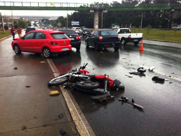 G Motociclista tem fratura exposta após colidir com carros na EPTG no DF notícias em