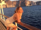 Mariah Carey sensualiza de camisola decotada em barco