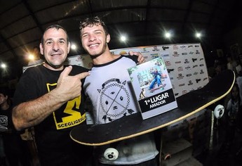 Bruno Taioli, skatista profissional, e Gabriel Zwink, vencedor da categoria Amador (Foto: Divulgação/Caio Victor)