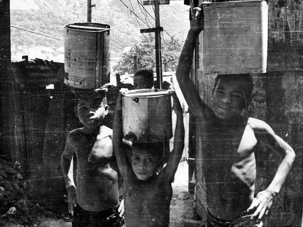 E1 -21 - crianças carregando água, favela Macedo Sobrinho, 1964?