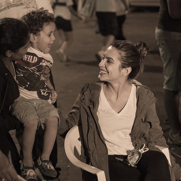 Cleo Pires atendendo a fãs na calçada  (Foto: Fco. Patrício)