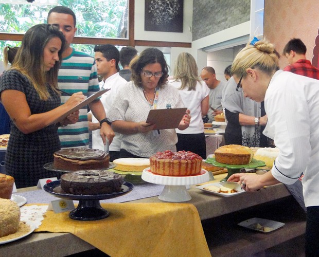 Equipe do Mais Você deu as notas para os bolos do concurso (Foto: Viviane Figueiredo Neto/Gshow)