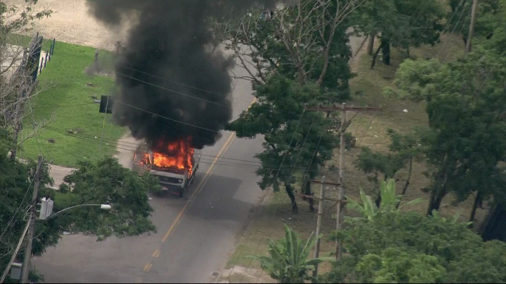 Caminhão é incendiado na manhã desta terça-feira (2), no Rio de Janeiro. (Foto: Reprodução / Tv Globo)