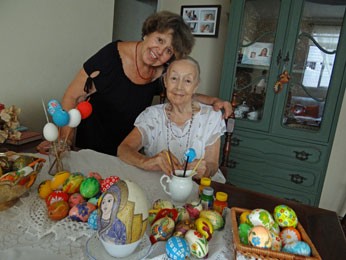 Shirla é amiga de Bernharda há mais de 40 anos e ganhou um ovo pintado (Foto: Priscila Miranda / G1)