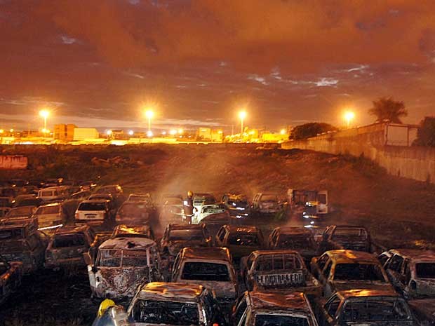 Vista do depósito com carros queimados após incêndio em Ceilândia, no DF (Foto: Ricardo Moreira/G1)