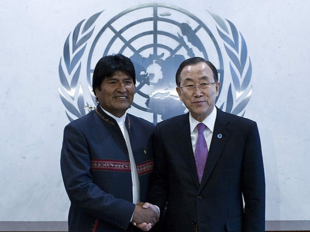 Evo Morales aperta a mão de Ban Ki-moon em cerimônia da ONU (Foto: Eduardo Munoz/Reuters)