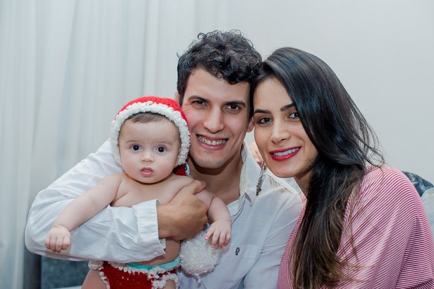 Lucilene Caetano e Felipe Sertanejo posam com o filho Theo (Foto: Karina Brandão Photography / Destac Assessoria )