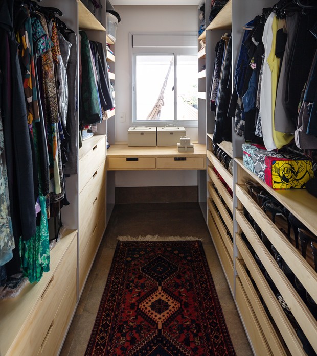 Em 65 m² coube rede, closet, ofurô e biblioteca (Foto: Manuel Sá) Em 65 m² coube rede, closet, ofurô e biblioteca (Foto: Manuel Sá)