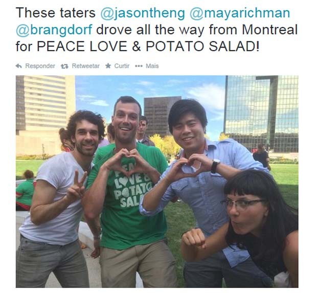 Zack posa ao lado de pessoas que vieram de Montreal só para a Potato Stock 2014 (Foto: Reprodução Twitter)