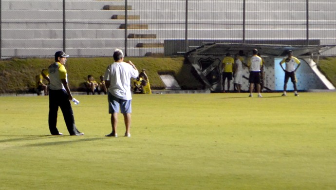 Zé Teodoro conversa com o assessor de futebol do ABC, Judas Tadeu (Foto: Jocaff Souza/GloboEsporte.com)