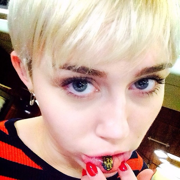 Miley Cyrus faz tatuagem nos lábios (Foto: Reprodução do Instagram)