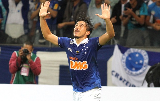 CRUZEIRO VENCE O FLAMENGO
COM DIREITO A GOL DE PLACA (Paulo Fonseca / Agência Estado)