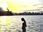 Candice Swanepoel exibe barriguinha da primeira gravidez