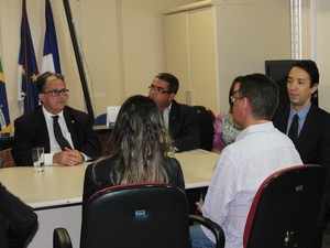 Pais de Beatriz reunem-se com promotores de justiça após coletiva (Foto: Juliane Peixinho / G1)