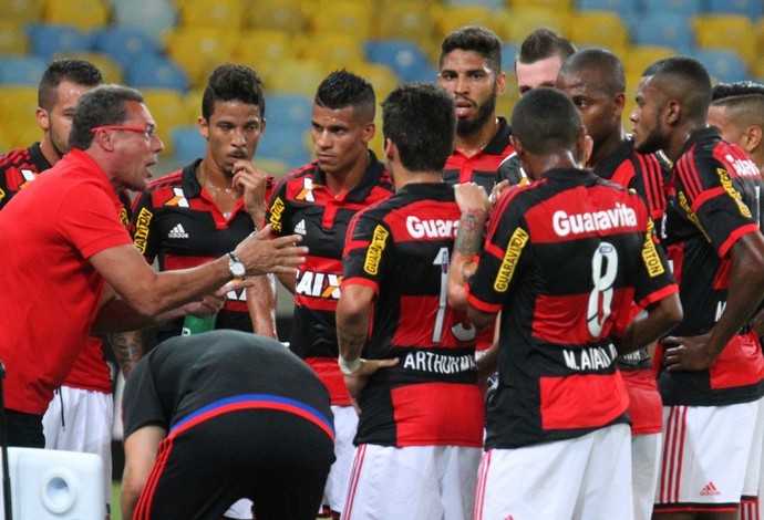 Luxemburgo orienta os jogadores durante a parada técnica (Foto: Gilvan de Souza / Flamengo)
