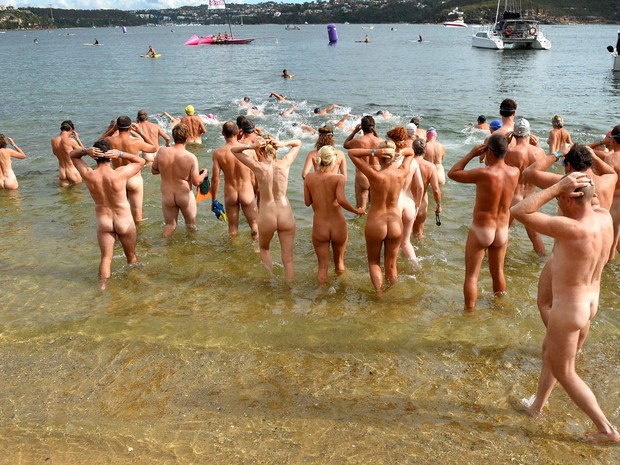 Homens e mulheres nus participam de prova de natação de 900 metros em Sidney, na Austrália. Mais de 400 competidores nadaram nus para angariar fundos para a Fundação de Parques Nacionais e Vida Selvagem. (Foto: William West/AFP)