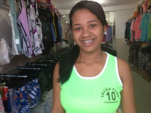 Luana Santos, de 21 anos, afirma que lotérica tinha ótimo movimento (Foto: Henrique Mendes / G1)