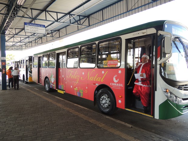 Ônibus adesivado traz mensagem de "Feliz Natal" e tem cobrador e motorist de Papai Noel (Foto: Pedro Carlos Leite/G1)