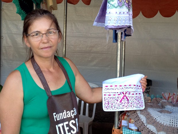 Claudete também se dedica ao artesanato e produção de café (Foto: Stephanie Fonseca/G1)