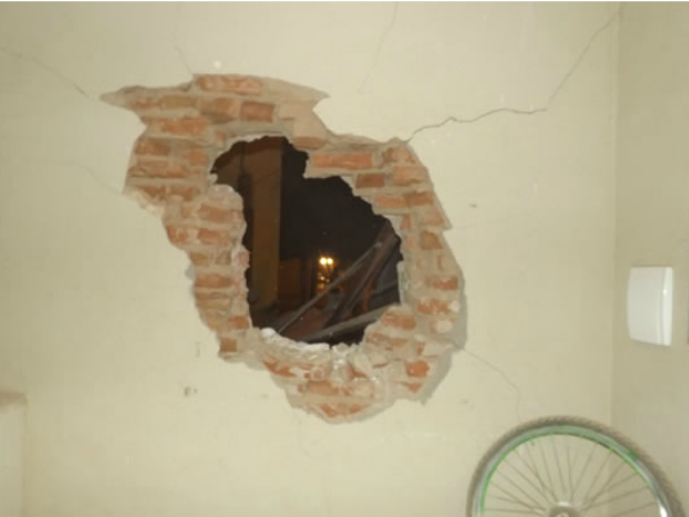 Força da explosão fez buraco na parede do Destacamento Militar de Penaforte (Foto: Na Rota da Notícia)