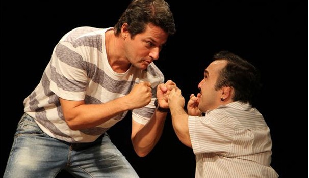 Marcelo Serrado e Gigante Léo na peça 'É o que temos para hoje' (Foto: Divulgação)