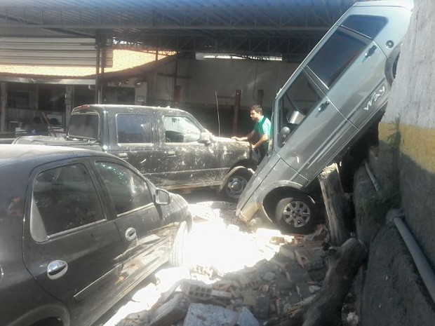 Dois carros que estavam no local para reparos foram atingidos. (Foto: Alex Araújo/G1)