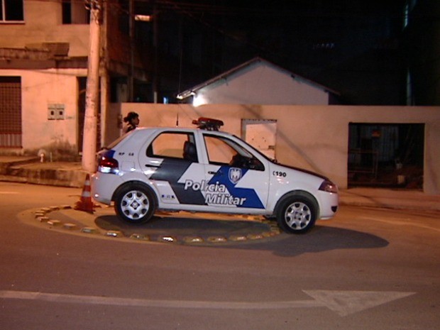 Sargento aposentado é morto a tiros na frente de casa na Serra (Foto: Reprodução/TV Gazeta)