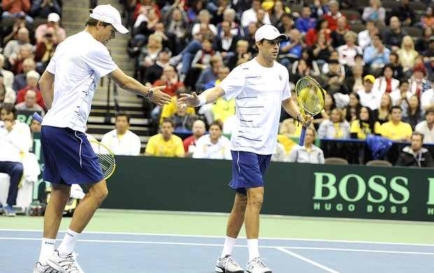 Mike e Bob Bryan no tênis Estados Unidos x Brasil duplas Copa Davis (Foto: EFE)