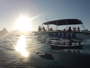 Lancha leva participantes de voo de parasail no Rio  (Foto: Divulgação/Felippe Machado)