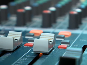 Mesa de som da rádio de Giruá (Foto: Reprodução/RBS TV)
