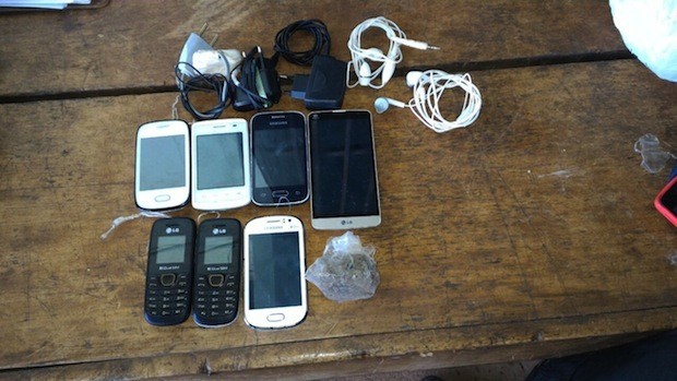 Celulares apreendidos durante a vistoria (Foto: Reprodução/Polícia Militar)