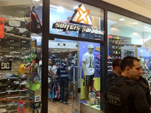 Loja assaltada no Shopping Plaza Sul nesta segunda-feira  (Foto: Marcelo Mora/G1)