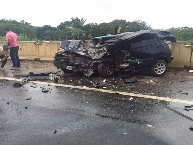 Dois carros colidiram frontalmente durante uma tentativa de ultrapassagem indevida, diz PRF (Foto: Sulbahianews)