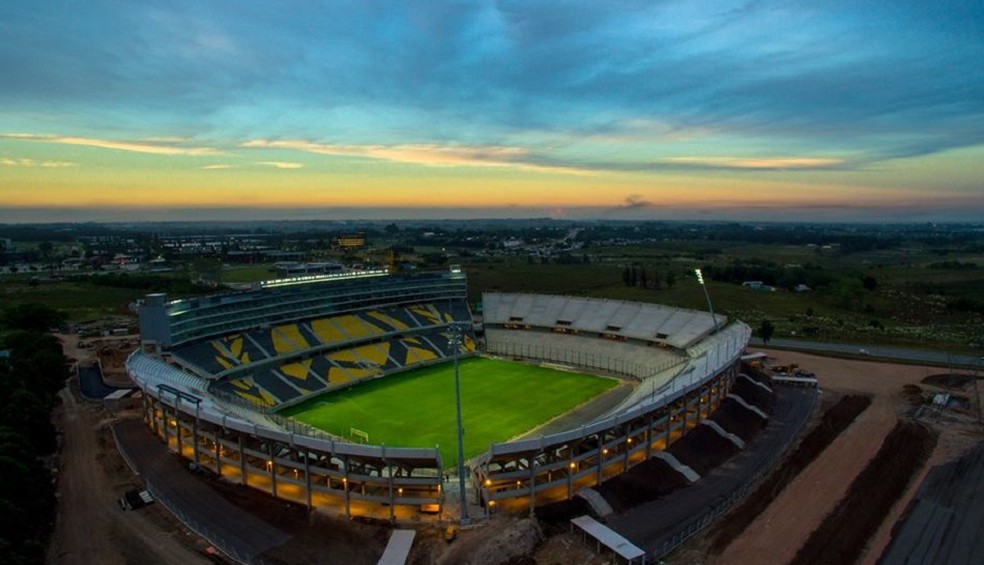 Estádio Campeón del Siglo tem apenas um setor com cadeiras: o resto é arquibancada de concreto (Foto: Reprodução/Twitter)