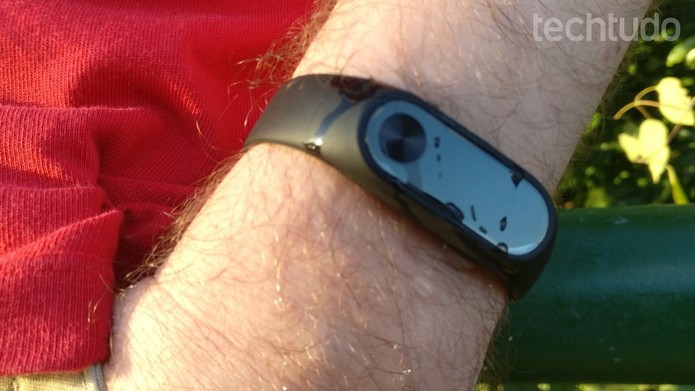 Xiaomi Mi Band 2 possui proteção IP67 contra água e poeira (Foto: Elson de Souza/TechTudo) Xiaomi Mi Band 2 possui proteção IP67 contra água e poeira (Foto: Elson de Souza/TechTudo)