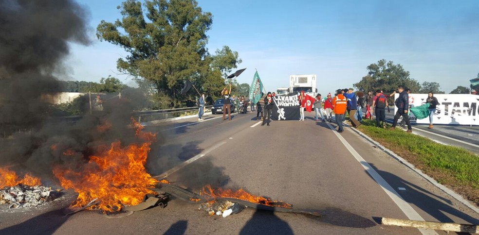 Trabalhadores da Repar interditaram a BR-476, em Araucária (Foto: Divulgação/Sindicato dos Metalúrgicos )