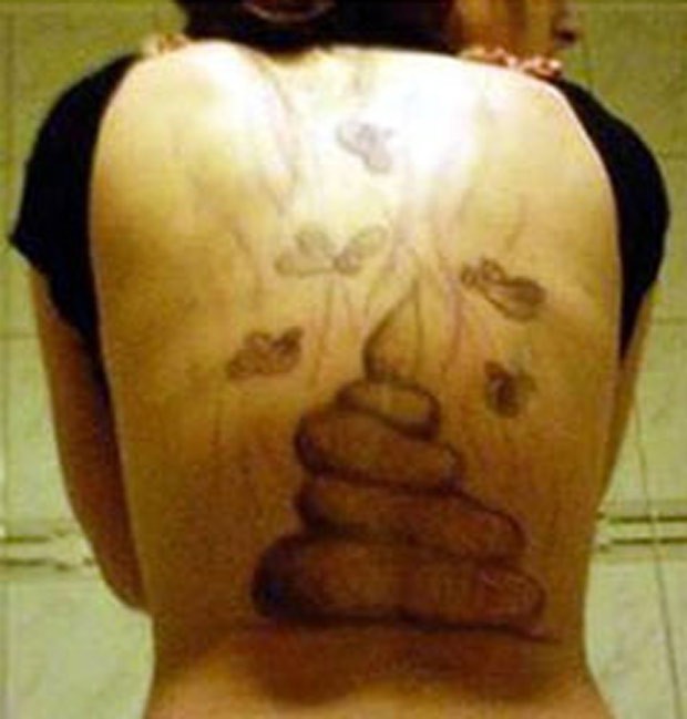 Site 'Very Weird News' mostra a suposta tatuagem feita por namorado traído; foto apareceu em blog antes (Foto: Reprodução/Very Weird News)