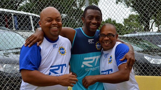 O volante Jonílson, do São José, ao lado do roupeiro Noel (esquerda) e do massagista Ademir (direita) (Foto: Danilo Sardinha/Globoesporte.com)