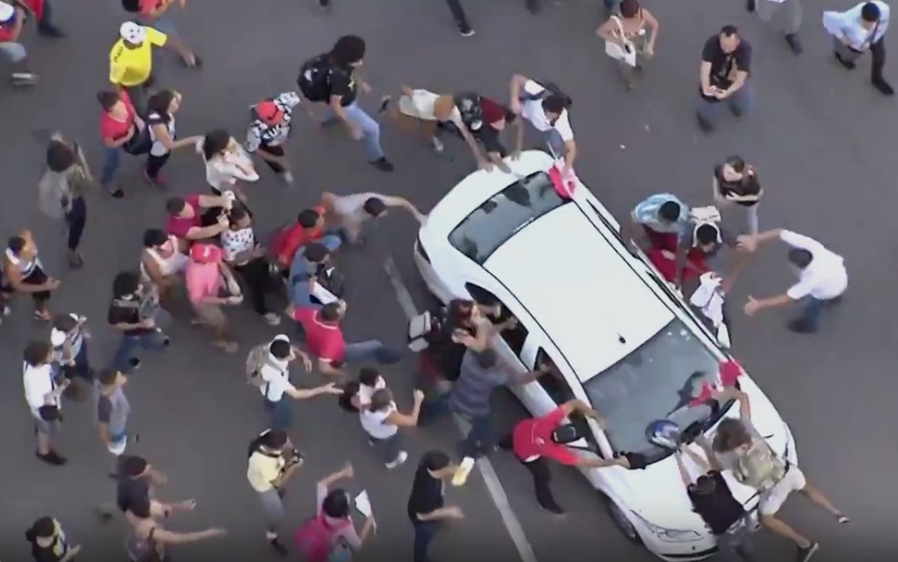 Motorista avança contra grupo que prostestava em Goiânia (Foto: Reprodução/TV Anhanguera)