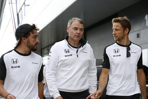 Em Silvestone, os pilotos aproveitaram para pegar algumas informações com um dos engenheiros da McLaren  (Foto: Getty Images)