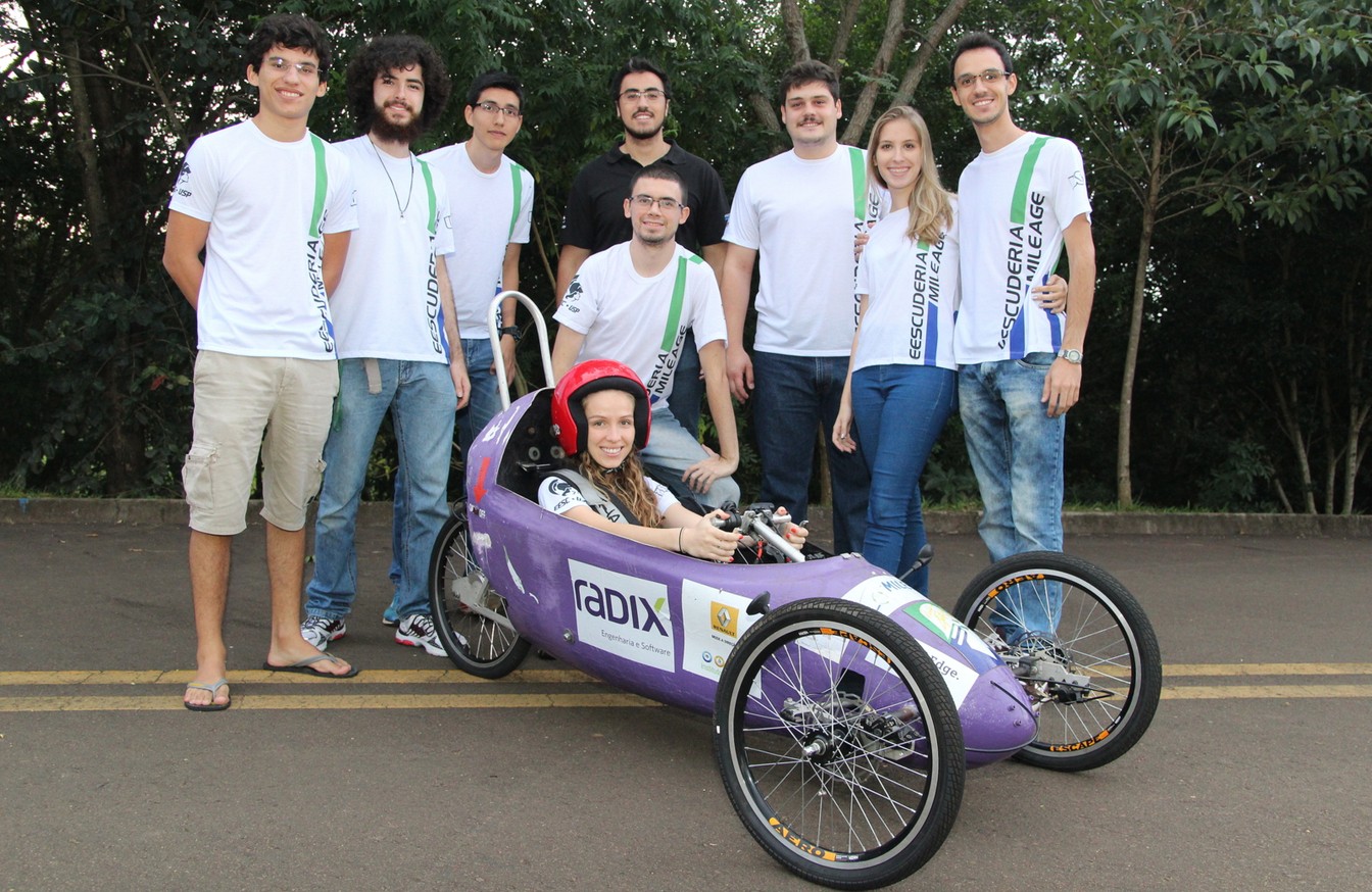 Estudantes da USP São Carlos com o protótipo Faísca (Foto: Fabio Rodrigues/G1)