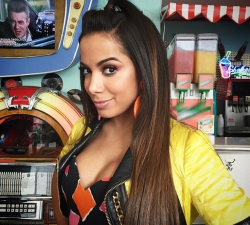 Anitta posa em um intervalo das filmagens do novo clipe (Foto: Divulgação)