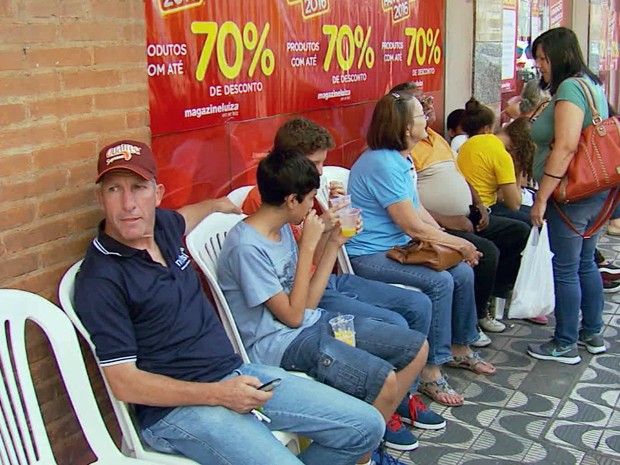 Consumidores ficaram por até 24 horas na fila (Foto: Reprodução EPTV)