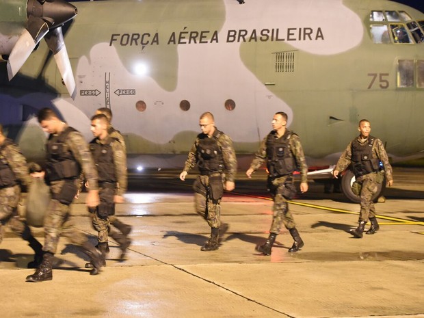 Homens das Forças Armadas chegao ao Espírito Santo, na noite desta quarta-feira (8) (Foto: Fred Loureiro/Secom-ES)