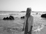 Chloë Moretz posa de topless e exibe boa forma em clique do namorado