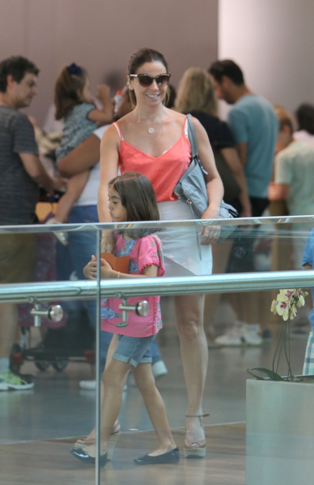 Giovanna Antonelli capricha na saia curtinha e no saltão em tarde de cinema e passeio com as filhas (Foto: Ag. News)