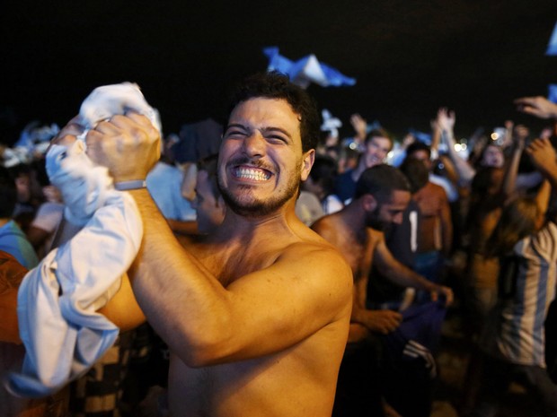 Argentino vibra após a sofrida classificação nos pênaltis (Foto: Jorge Silva / Reuters)